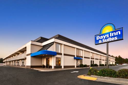 Imagen general del Hotel Days Inn & Suites by Wyndham Fort Bragg/Cross Creek Mall. Foto 1