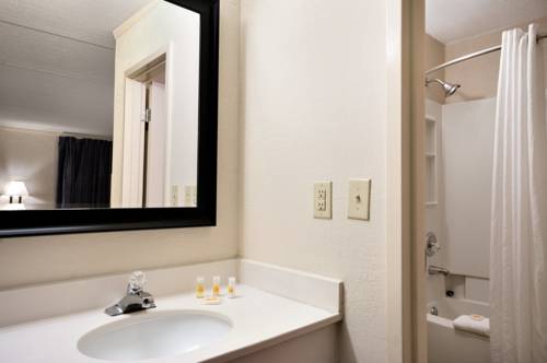 Imagen de la habitación del Hotel Days Inn & Suites by Wyndham Fort Bragg/Cross Creek Mall. Foto 5