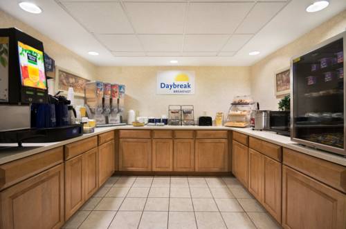 Imagen del bar/restaurante del Hotel Days Inn & Suites by Wyndham Fort Bragg/Cross Creek Mall. Foto 3
