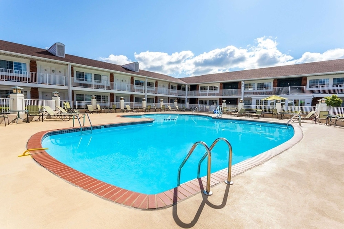 Imagen de la piscina del Hotel Days Inn & Suites by Wyndham Roseville/Detroit Area. Foto 19