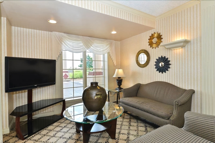 Imagen de los interiores del Hotel Days Inn & Suites by Wyndham Roseville/Detroit Area. Foto 12