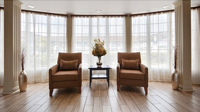 Imagen de los interiores del Hotel Days Inn & Suites by Wyndham Roseville/Detroit Area. Foto 14