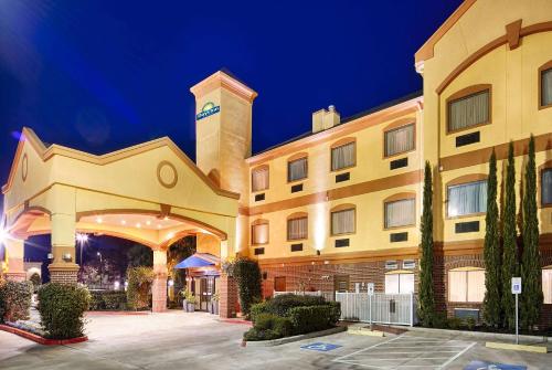 Imagen general del Hotel Days Inn & Suites by Wyndham Sam Houston Tollway. Foto 1