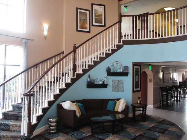 Imagen de los interiores del Hotel Days Inn & Suites by Wyndham Sam Houston Tollway. Foto 12