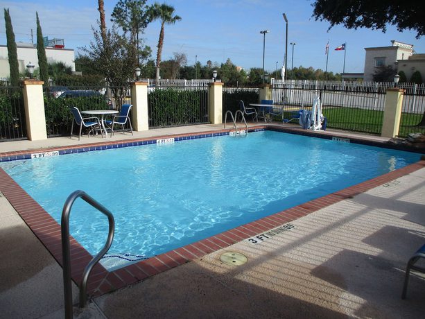 Imagen de la piscina del Hotel Days Inn & Suites by Wyndham Sam Houston Tollway. Foto 17