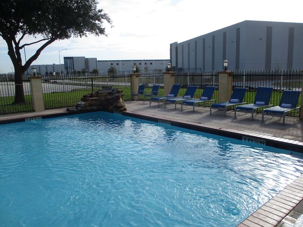 Imagen de la piscina del Hotel Days Inn & Suites by Wyndham Sam Houston Tollway. Foto 18