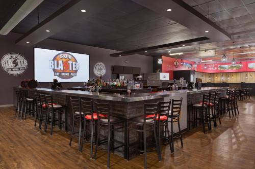 Imagen del bar/restaurante del Hotel Days Inn & Suites by Wyndham Sault Ste. Marie ON. Foto 4