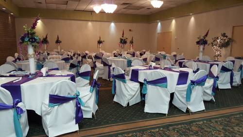 Imagen del bar/restaurante del Hotel Days Inn and Conf Center By Wyndham Southern Pines Pinehurst. Foto 10