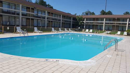 Imagen de la piscina del Hotel Days Inn and Conf Center By Wyndham Southern Pines Pinehurst. Foto 16