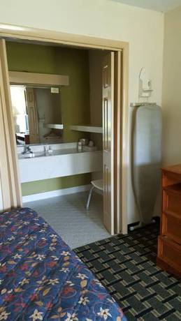 Imagen de la habitación del Hotel Days Inn and Conf Center By Wyndham Southern Pines Pinehurst. Foto 12