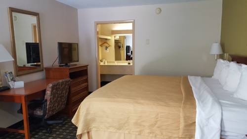 Imagen de la habitación del Hotel Days Inn and Conf Center By Wyndham Southern Pines Pinehurst. Foto 13