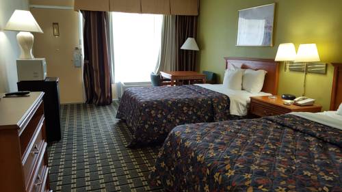 Imagen de la habitación del Hotel Days Inn and Conf Center By Wyndham Southern Pines Pinehurst. Foto 14