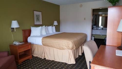 Imagen de la habitación del Hotel Days Inn and Conf Center By Wyndham Southern Pines Pinehurst. Foto 15