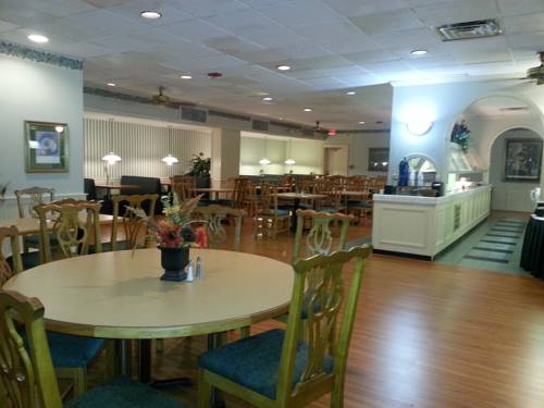 Imagen del bar/restaurante del Hotel Days Inn and Conf Center By Wyndham Southern Pines Pinehurst. Foto 11