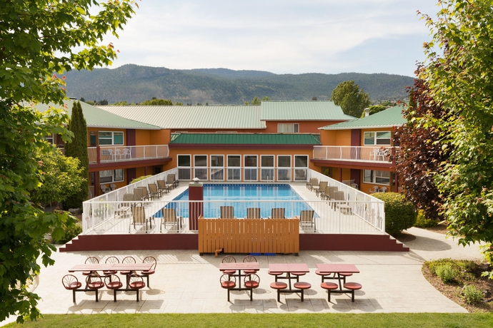 Imagen de la piscina del Hotel Days Inn and Conference Centre By Wyndham Penticton. Foto 12
