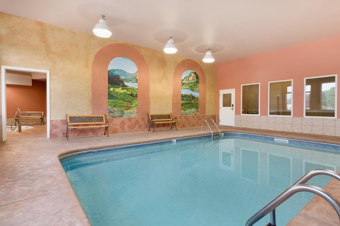 Imagen de la piscina del Hotel Days Inn and Conference Centre By Wyndham Penticton. Foto 13