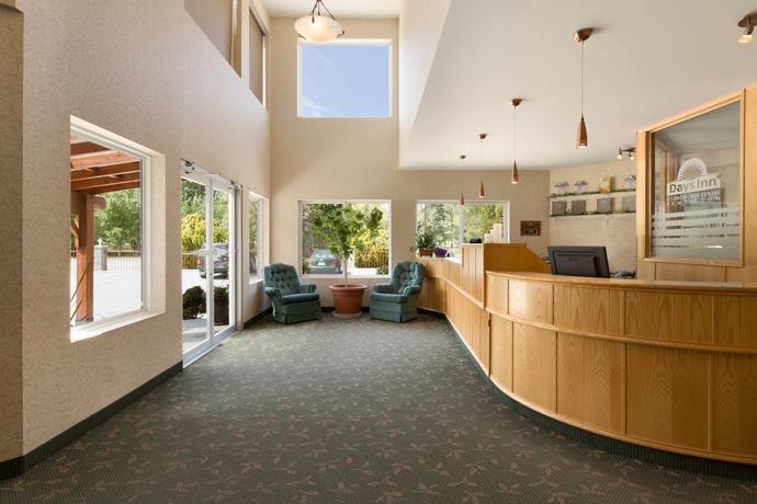 Imagen de los interiores del Hotel Days Inn and Conference Centre By Wyndham Penticton. Foto 10