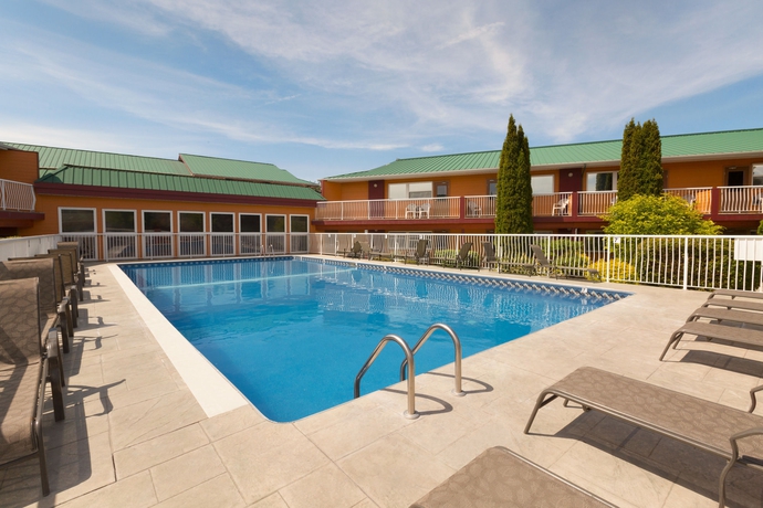 Imagen de la piscina del Hotel Days Inn and Conference Centre By Wyndham Penticton. Foto 14