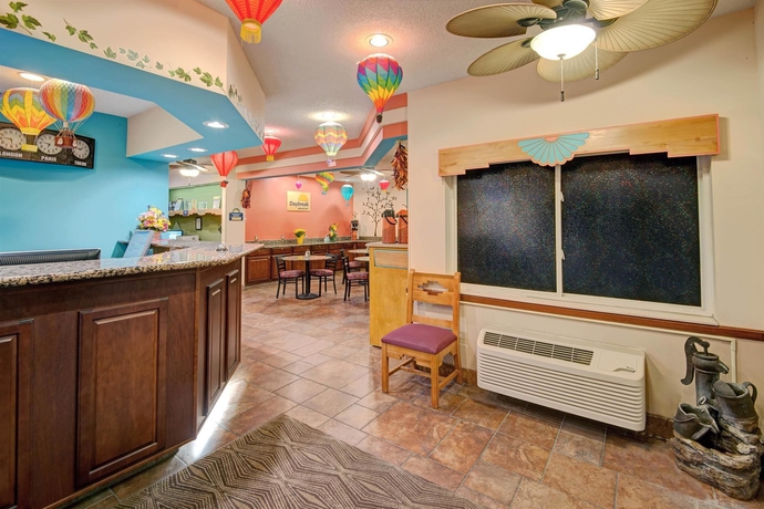 Imagen de los interiores del Hotel Days Inn and Suites By Wyndham Airport Albuquerque. Foto 15