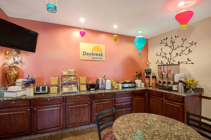 Imagen del bar/restaurante del Hotel Days Inn and Suites By Wyndham Airport Albuquerque. Foto 4