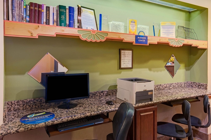 Imagen de los interiores del Hotel Days Inn and Suites By Wyndham Airport Albuquerque. Foto 16