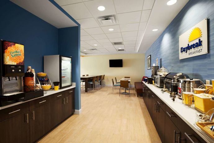 Imagen del bar/restaurante del Hotel Days Inn and Suites By Wyndham Altoona. Foto 2
