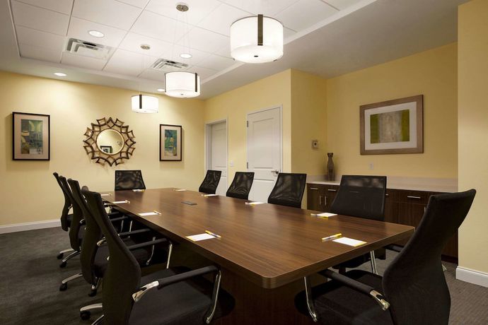 Imagen de los interiores del Hotel Days Inn and Suites By Wyndham Altoona. Foto 20