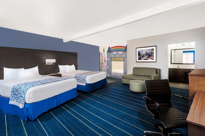 Imagen de la habitación del Hotel Days Inn and Suites By Wyndham Anaheim At Disneyland Park. Foto 9