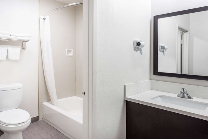 Imagen de la habitación del Hotel Days Inn and Suites By Wyndham Anaheim At Disneyland Park. Foto 11