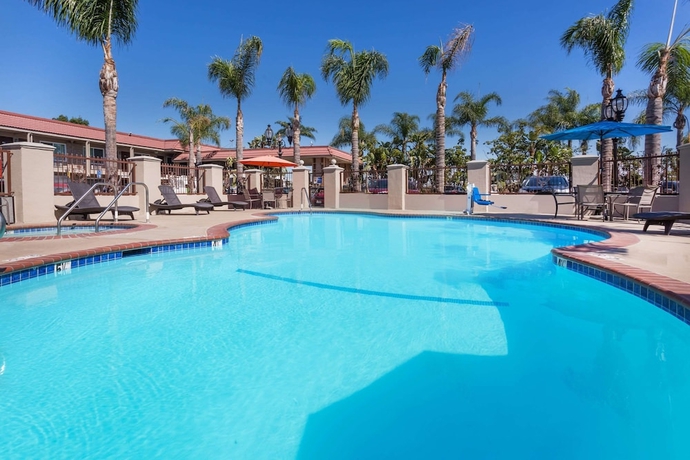 Imagen de la piscina del Hotel Days Inn and Suites By Wyndham Anaheim At Disneyland Park. Foto 18