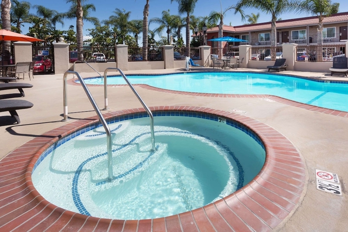 Imagen de la piscina del Hotel Days Inn and Suites By Wyndham Anaheim At Disneyland Park. Foto 19