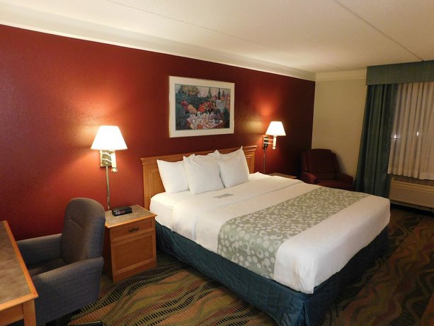 Imagen de la habitación del Hotel Days Inn and Suites By Wyndham Arlington Heights. Foto 2
