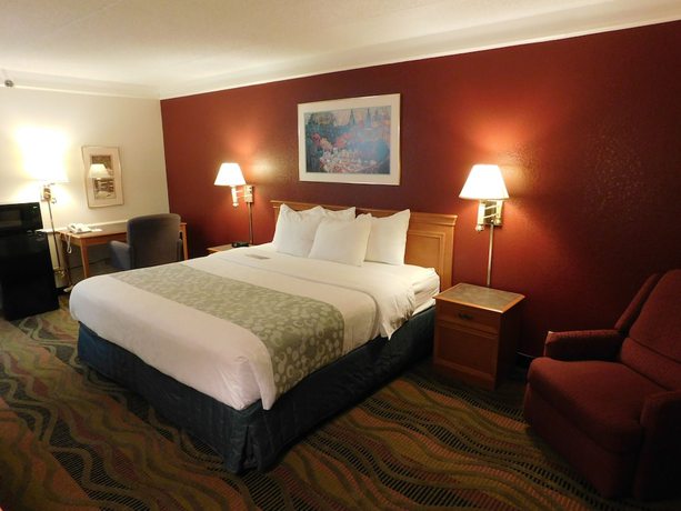 Imagen de la habitación del Hotel Days Inn and Suites By Wyndham Arlington Heights. Foto 3