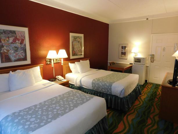 Imagen de la habitación del Hotel Days Inn and Suites By Wyndham Arlington Heights. Foto 4