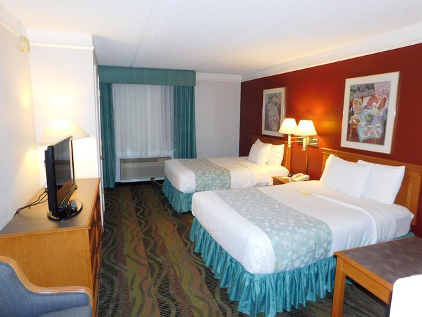 Imagen de la habitación del Hotel Days Inn and Suites By Wyndham Arlington Heights. Foto 5
