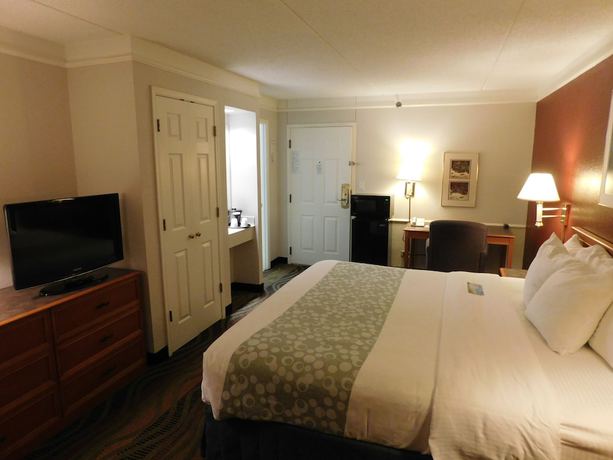 Imagen de la habitación del Hotel Days Inn and Suites By Wyndham Arlington Heights. Foto 6