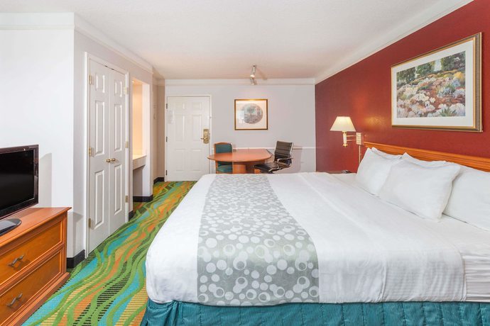 Imagen de la habitación del Hotel Days Inn and Suites By Wyndham Arlington Heights. Foto 7