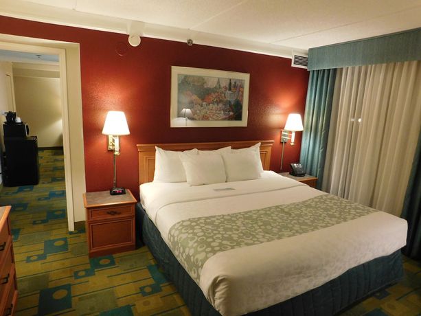 Imagen de la habitación del Hotel Days Inn and Suites By Wyndham Arlington Heights. Foto 9