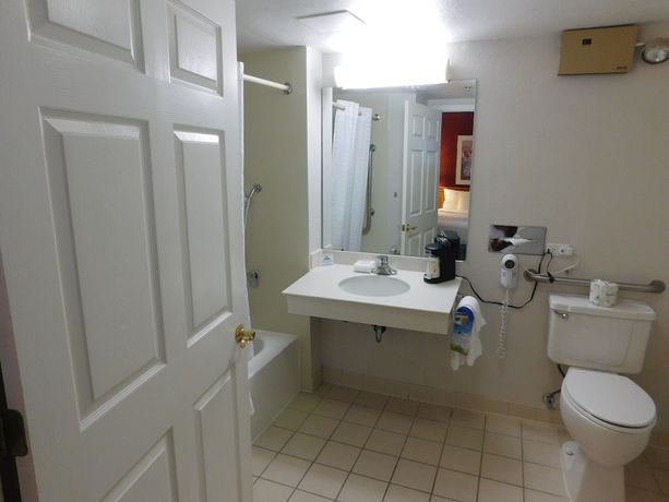 Imagen de la habitación del Hotel Days Inn and Suites By Wyndham Arlington Heights. Foto 11