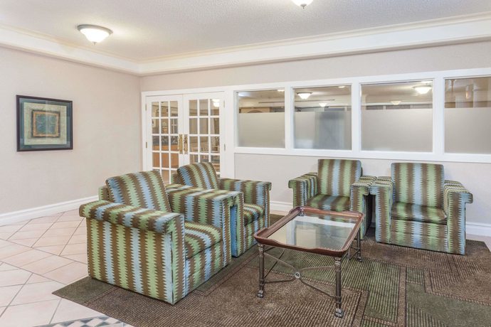 Imagen de los interiores del Hotel Days Inn and Suites By Wyndham Arlington Heights. Foto 17