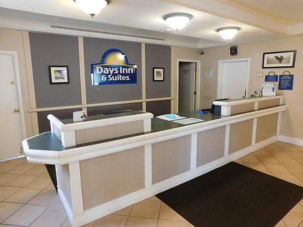 Imagen de los interiores del Hotel Days Inn and Suites By Wyndham Arlington Heights. Foto 19