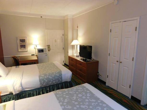 Imagen de la habitación del Hotel Days Inn and Suites By Wyndham Arlington Heights. Foto 12