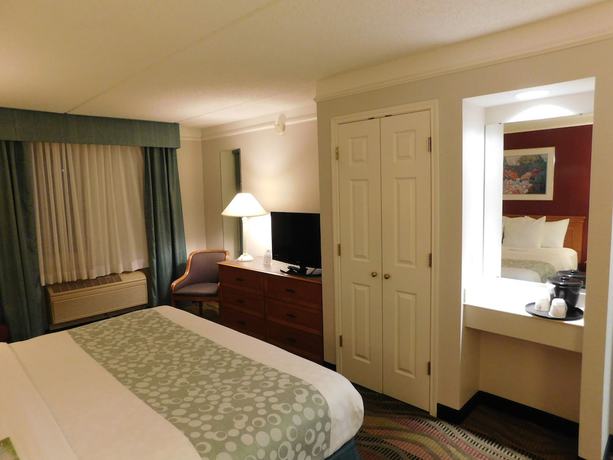 Imagen de la habitación del Hotel Days Inn and Suites By Wyndham Arlington Heights. Foto 13