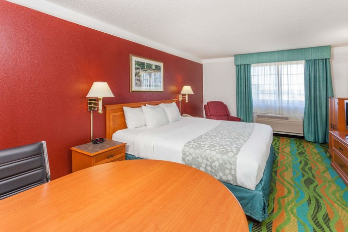Imagen de la habitación del Hotel Days Inn and Suites By Wyndham Arlington Heights. Foto 15