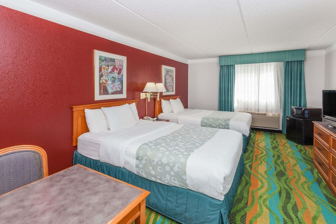 Imagen de la habitación del Hotel Days Inn and Suites By Wyndham Arlington Heights. Foto 16