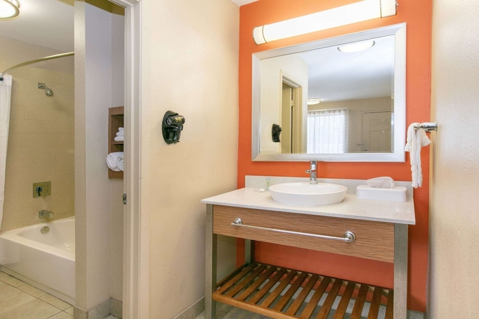 Imagen de la habitación del Hotel Days Inn and Suites By Wyndham Arlington Near Six Flags. Foto 3