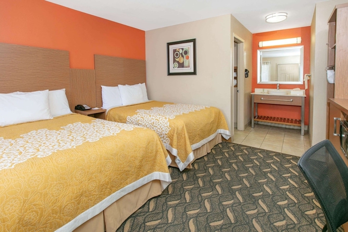 Imagen de la habitación del Hotel Days Inn and Suites By Wyndham Arlington Near Six Flags. Foto 8