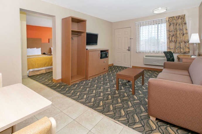 Imagen de la habitación del Hotel Days Inn and Suites By Wyndham Arlington Near Six Flags. Foto 10