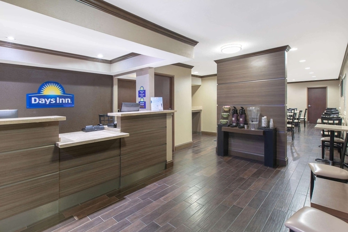 Imagen de los interiores del Hotel Days Inn and Suites By Wyndham Arlington Near Six Flags. Foto 16