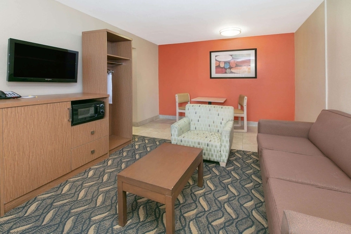 Imagen de la habitación del Hotel Days Inn and Suites By Wyndham Arlington Near Six Flags. Foto 13